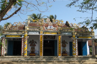 Phung Cang communal house