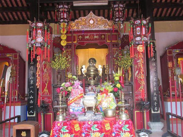 Bàn thờ chính điện miếu Quan thánh Hải Nam