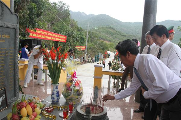 Lễ dâng hương, tưởng niệm các anh hùng liệt sỹ tàu c235 tại xã Ninh Vân, thị xã Ninh Hòa
