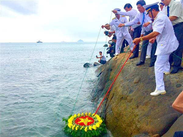 Lễ dâng hương, tưởng niệm các anh hùng liệt sỹ tàu c235 tại xã Ninh Vân, thị xã Ninh Hòa